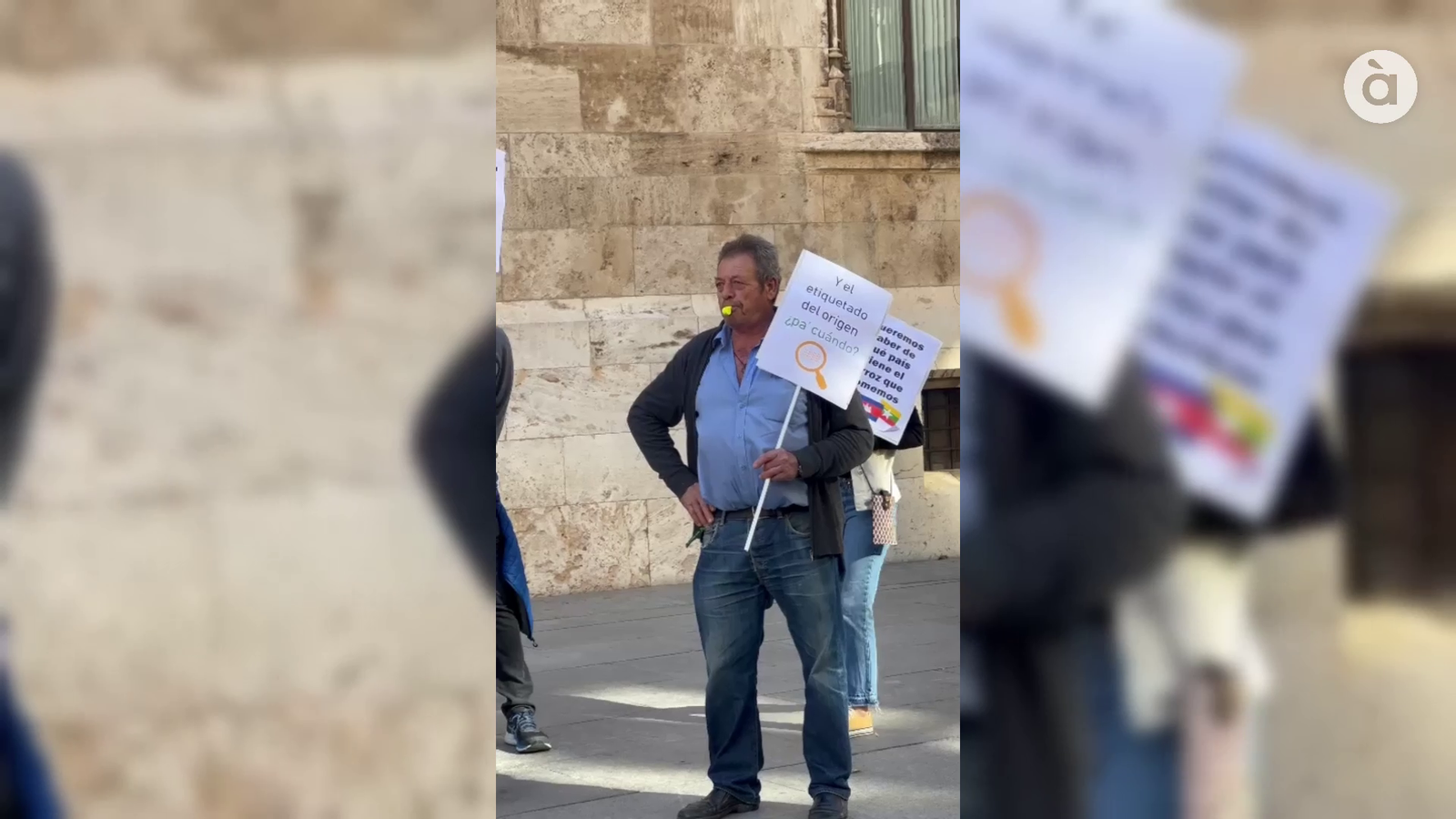Els arrossers han traslladat aquest dijous la protesta a les portes del Palau de la Generalitat