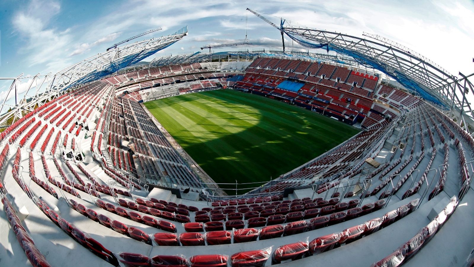 Aspecte que presenta l'estadi d'El Sadar, on s'ha acabat de col·locar la gespa