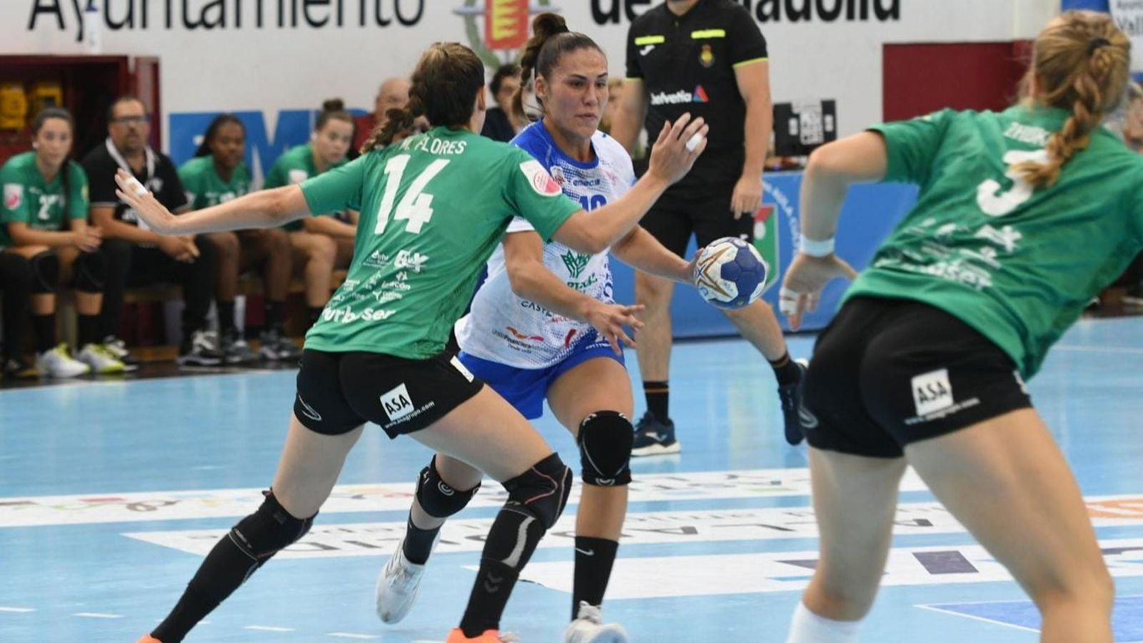 María Flores, en una acció defensiva