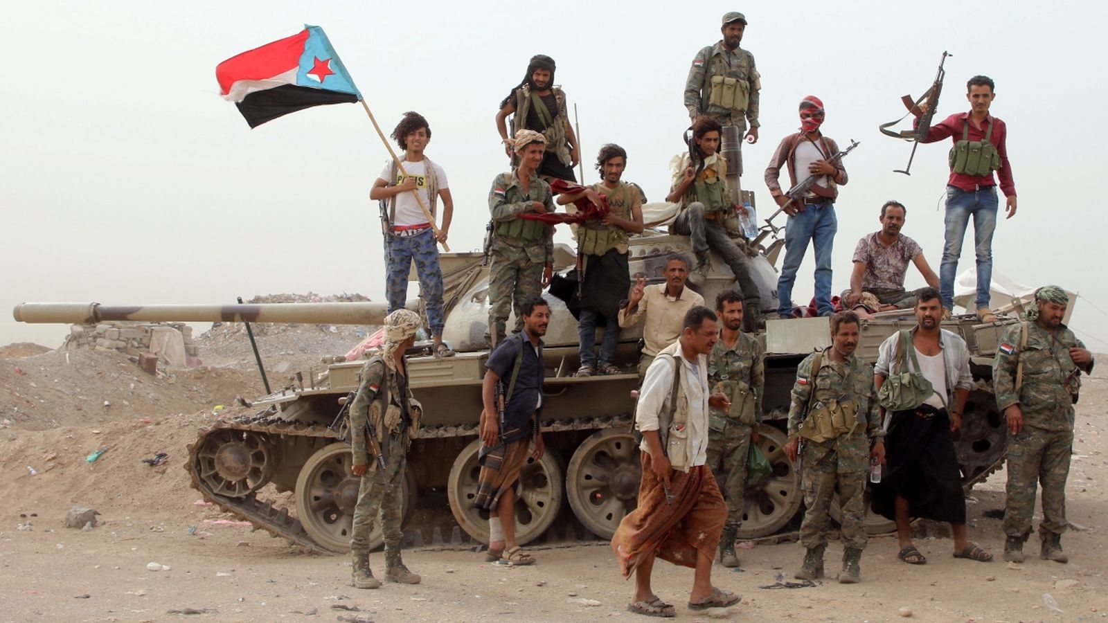 Membres de les forces separatistes del Iemen amb el suport dels Emirats Àrabs durant els enfrontaments a Aden.