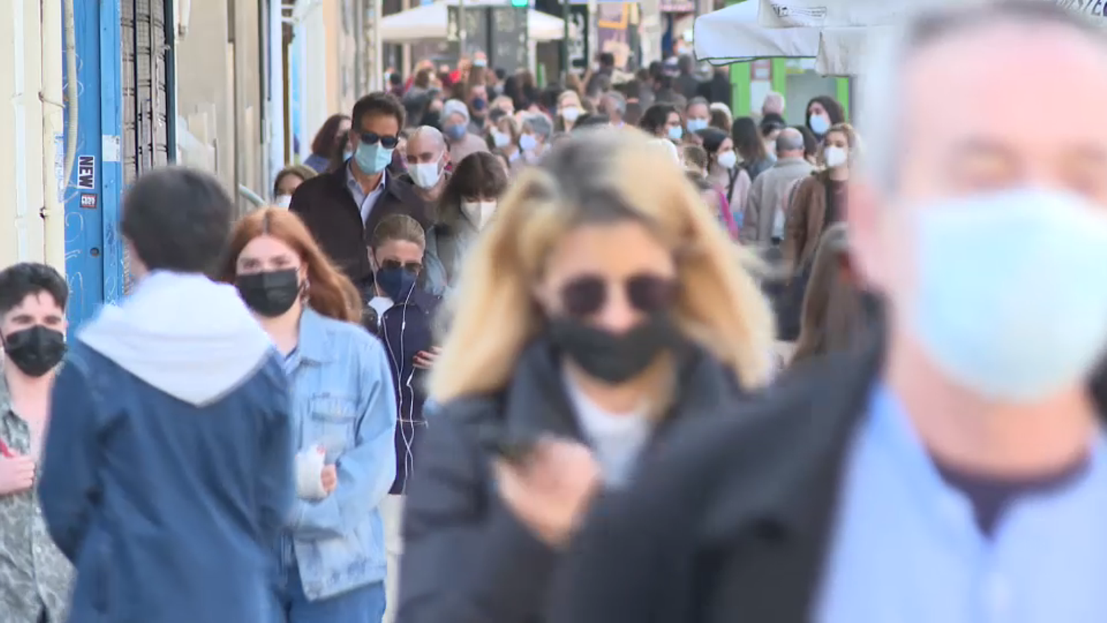 Gent amb mascareta pel carrer