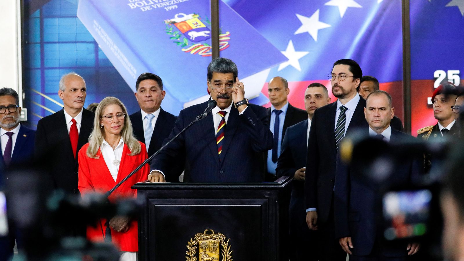 El president Maduro (centre) en el Tribunal Suprem a Caracas