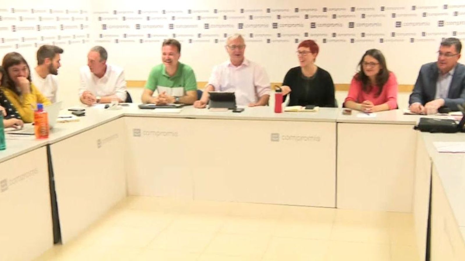 Compromís debat si conflueix a les urnes en solitari o en coalició. Compromís debat si conflueix a les urnes en solitari o en coalició.