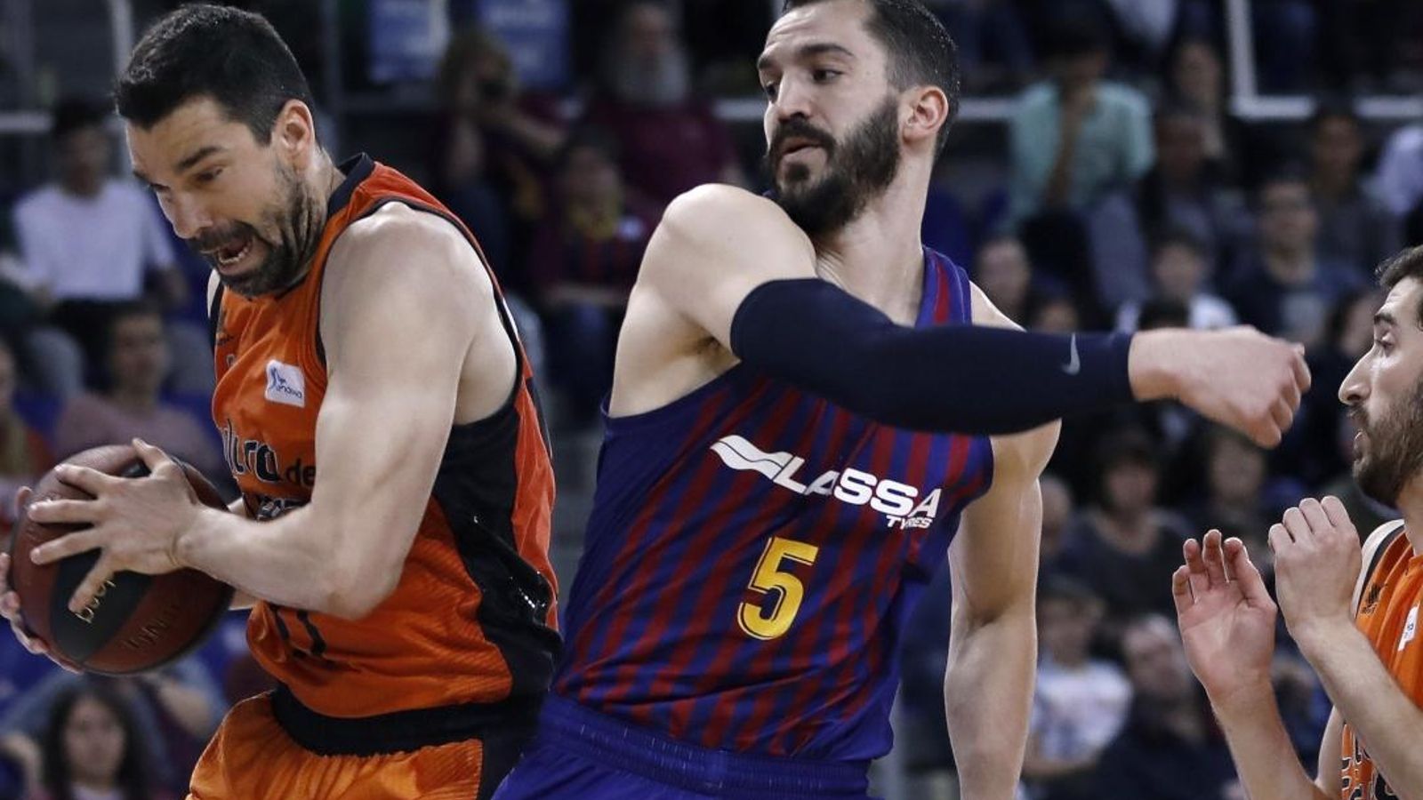 El jugador del València Basket, Rafa Martínez, juga una pilota davant Pau Rivas