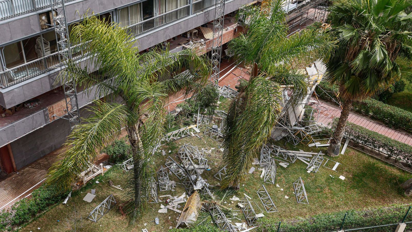 Estat en què va quedar la bastida d'un edifici de Benidorm que va caure la setmana passada i en què van morir dos treballadors