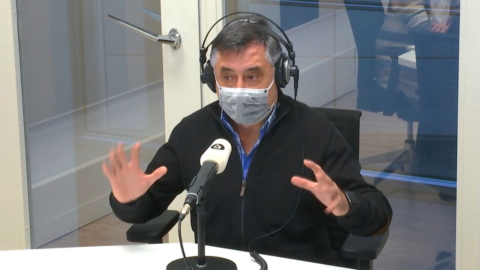 El autor del treball periodístic, Gervasio Sánchez, en els estudis d'À Punt, aquest dimarts