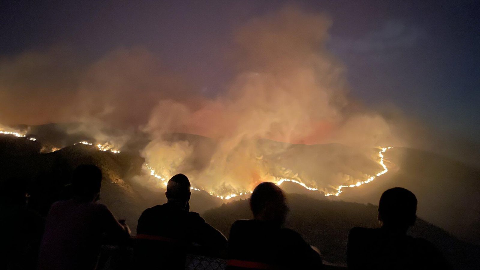 Diverses persones observen l'incendi de la Vall d'Ebo Benimaurell, la vall de laguar, javier ballester.jpg