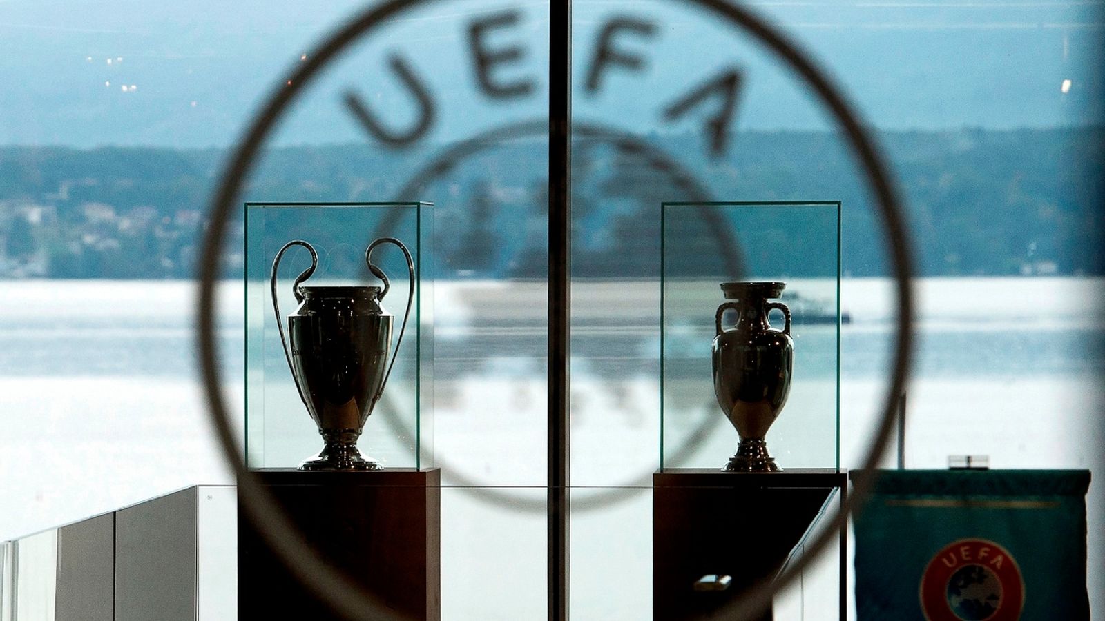 UEFA en Línia de fons