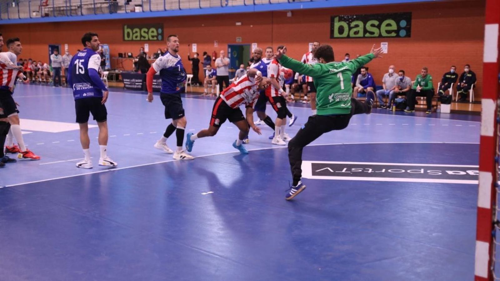 Roberto Rodríguez tracta d'aturar un llançament de Guillermo Corzo