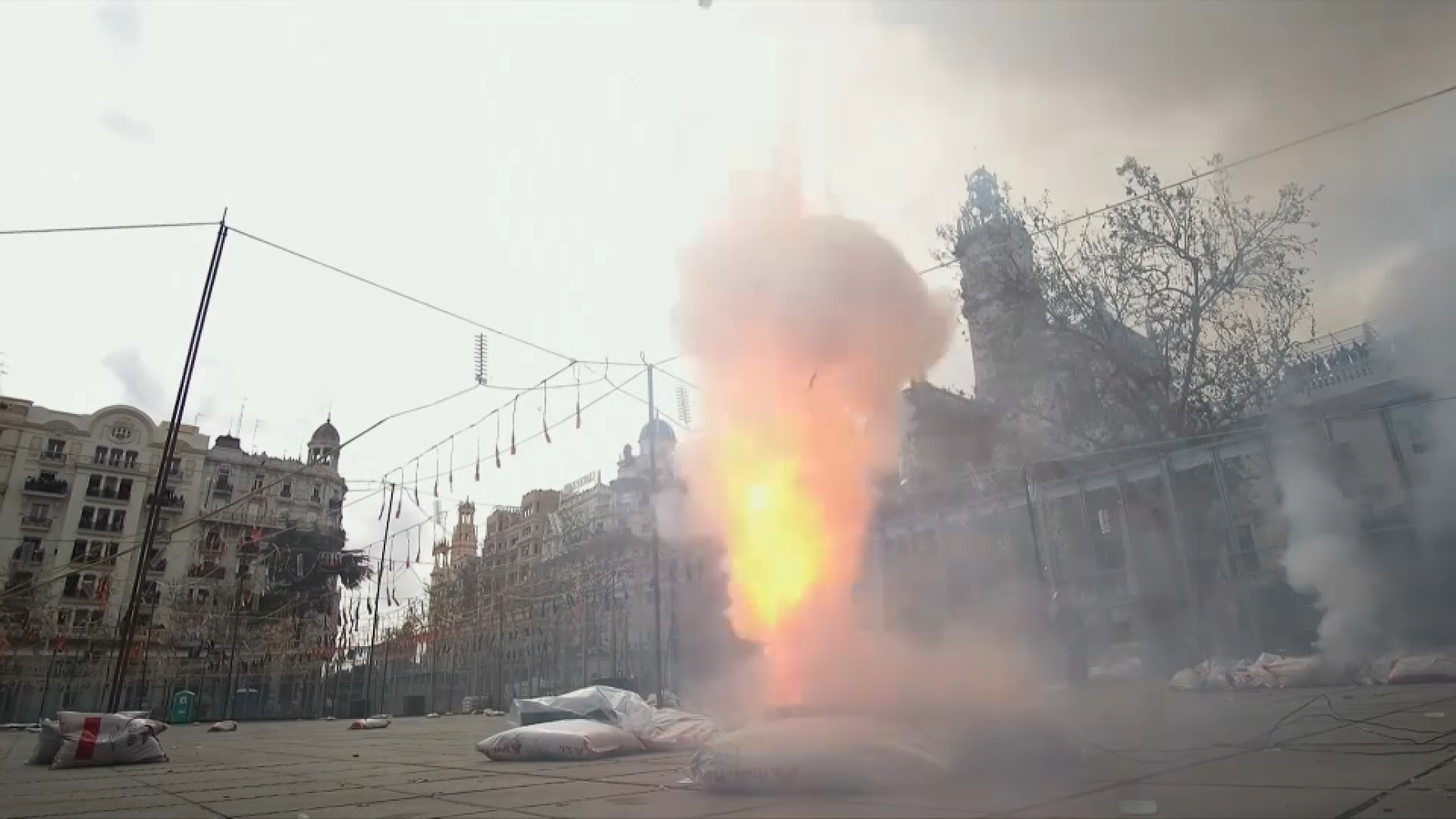 Imatge d'arxiu de la mascletà a la plaça de l'Ajuntament de València