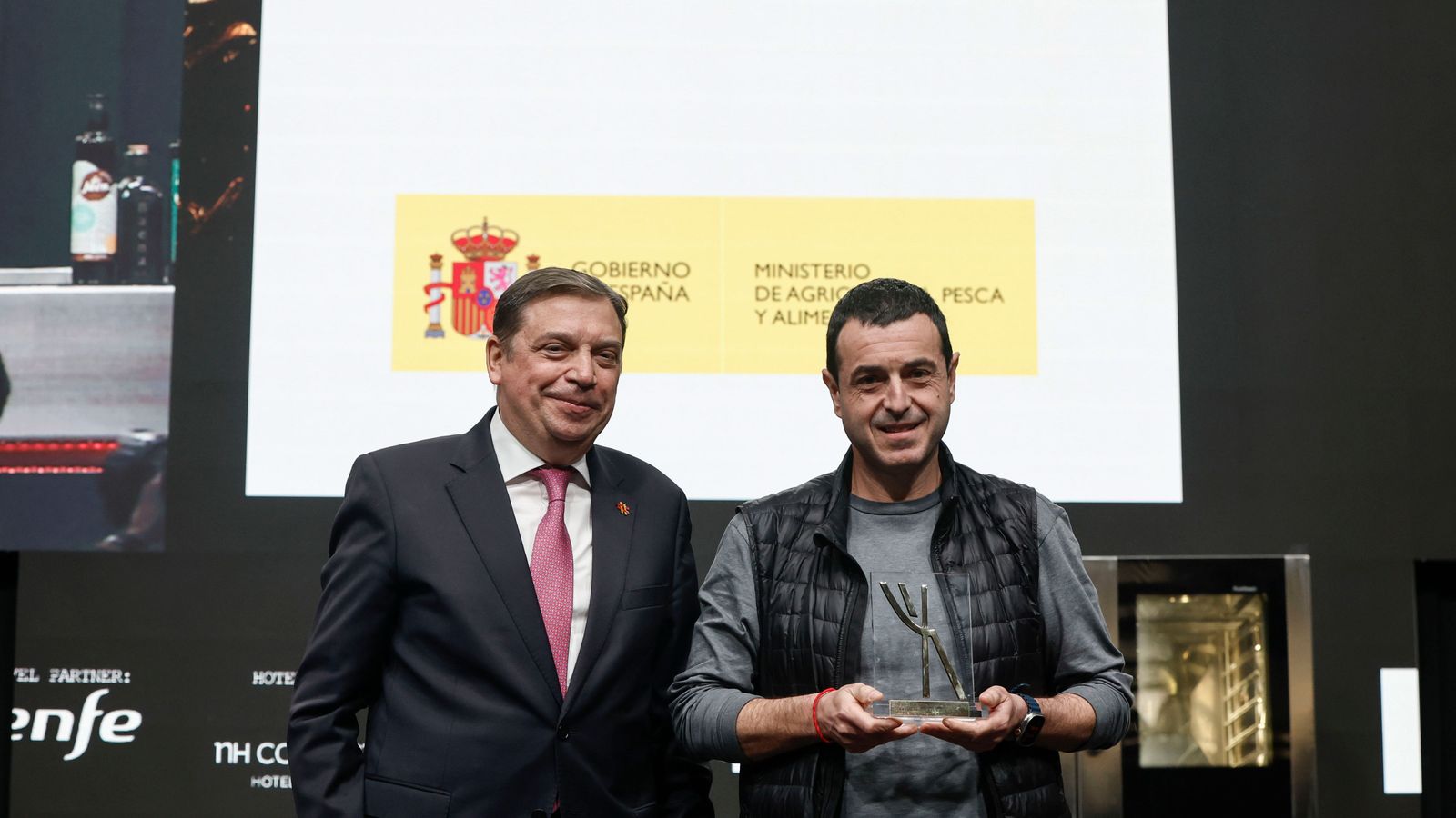 Luis Planas entrega el guardó a Ricard Camarena