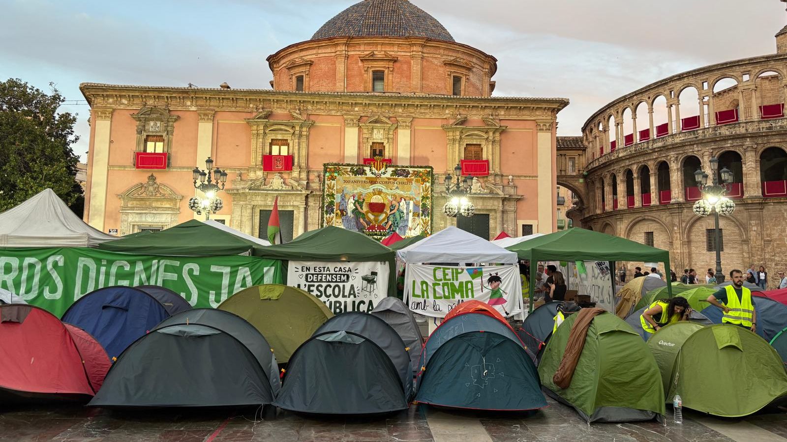 Torna l'acampada docent a la plaça de la Mare de Déu