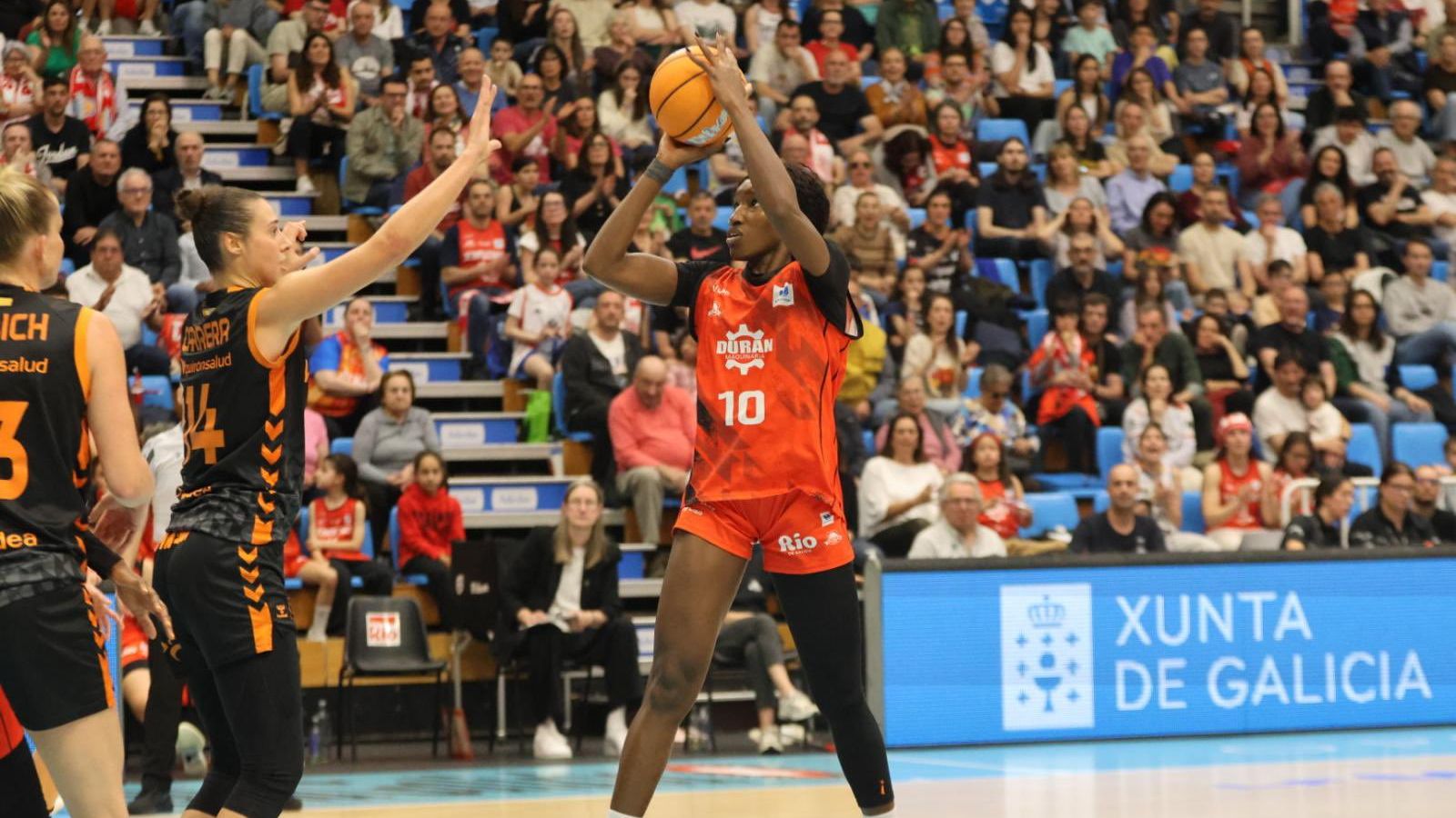 Raquel Carrera bloqueja un llançament de Haidara, de l'Ensino