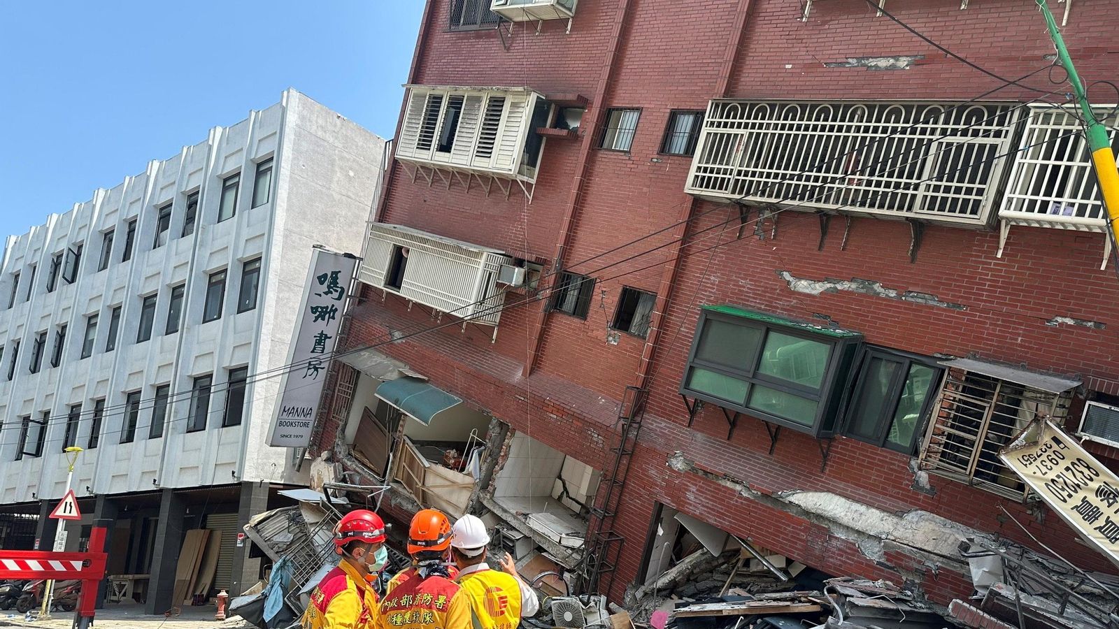 Un dels edificis afectats pel sisme a la ciutat del Hualien, al comtat homònim