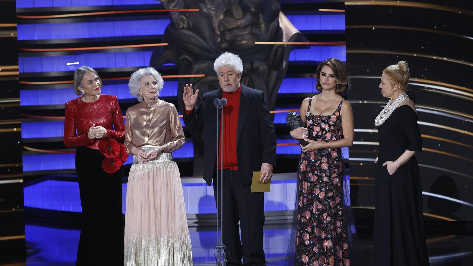 Les actrius Antonia Sant Joan, Marisa Paredes, Penélope Cruz  i Cecilia Roth i el realitzador Pedro Almodovar, durant la cerimònia de lliurament de la 38 edició dels Premis Goya celebrada aquest dissabte a Valladolid.