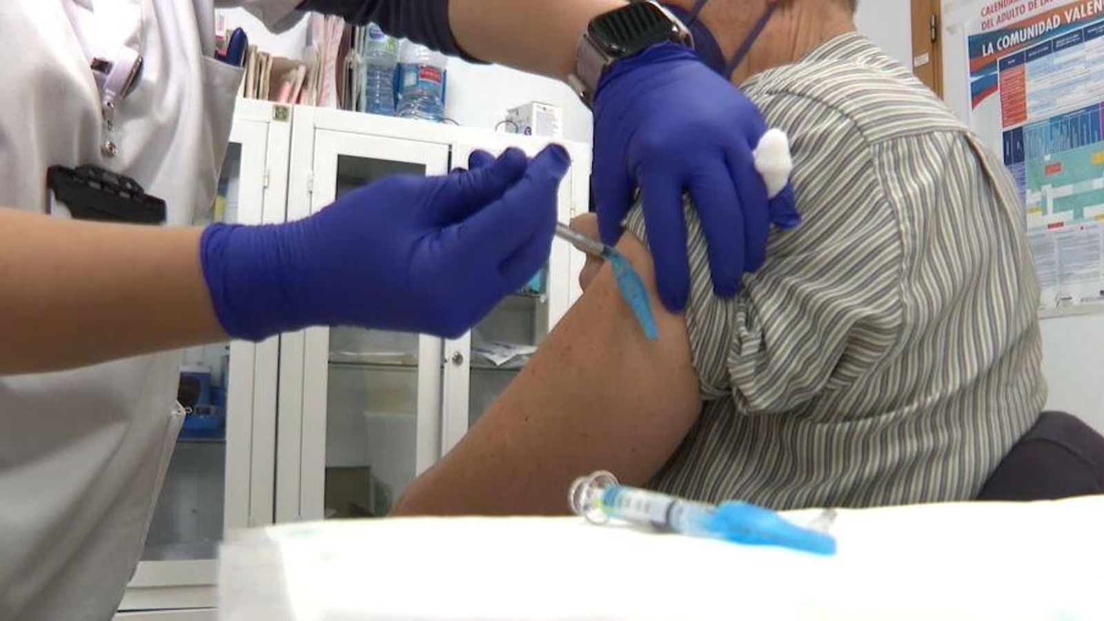 Una infermera administra una injecció a un pacient d'un centre de salut