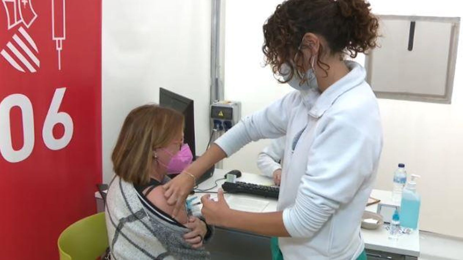 Una dona es vacunada a un centre de salut