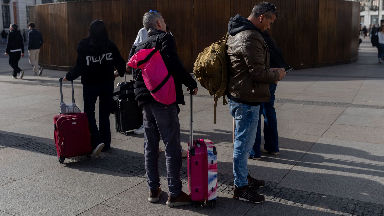 Turistes amb maletes en una imatge d'arxiu