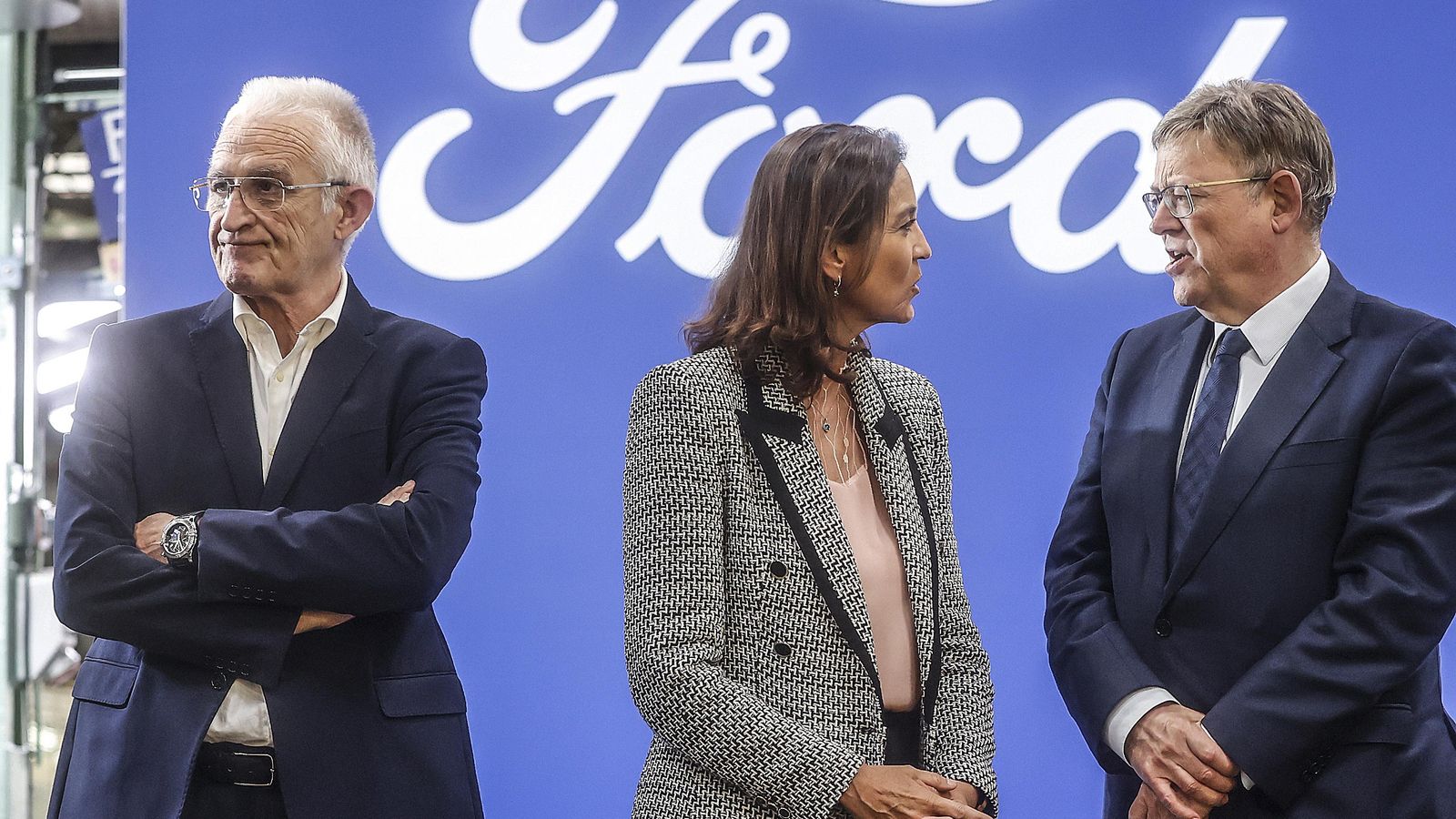 El director de fabricació de Ford España, Dionisio Campos; la ministra d'Indústria, Comerç i Turisme, Reyes Maroto i el president de la Generalitat, Ximo Puig, durant la seua visita a les instal·lacions de la fàbrica de Ford a Almussafes