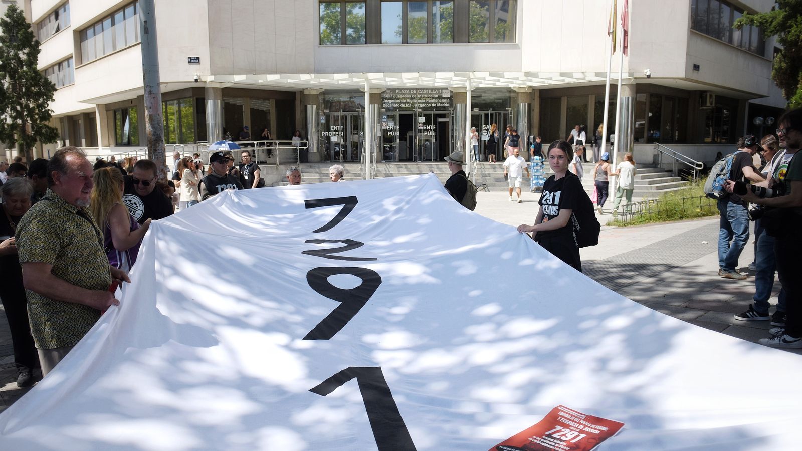 Diverses persones en una concentració exigeixen veritat justícia i reparació per a les víctimes de la covid