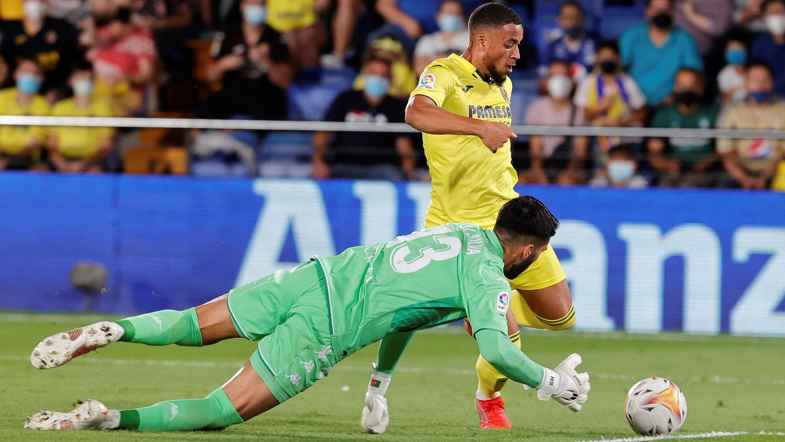 Danjuma regateja el porter del Betis per a fer el segon gol del Vila-real