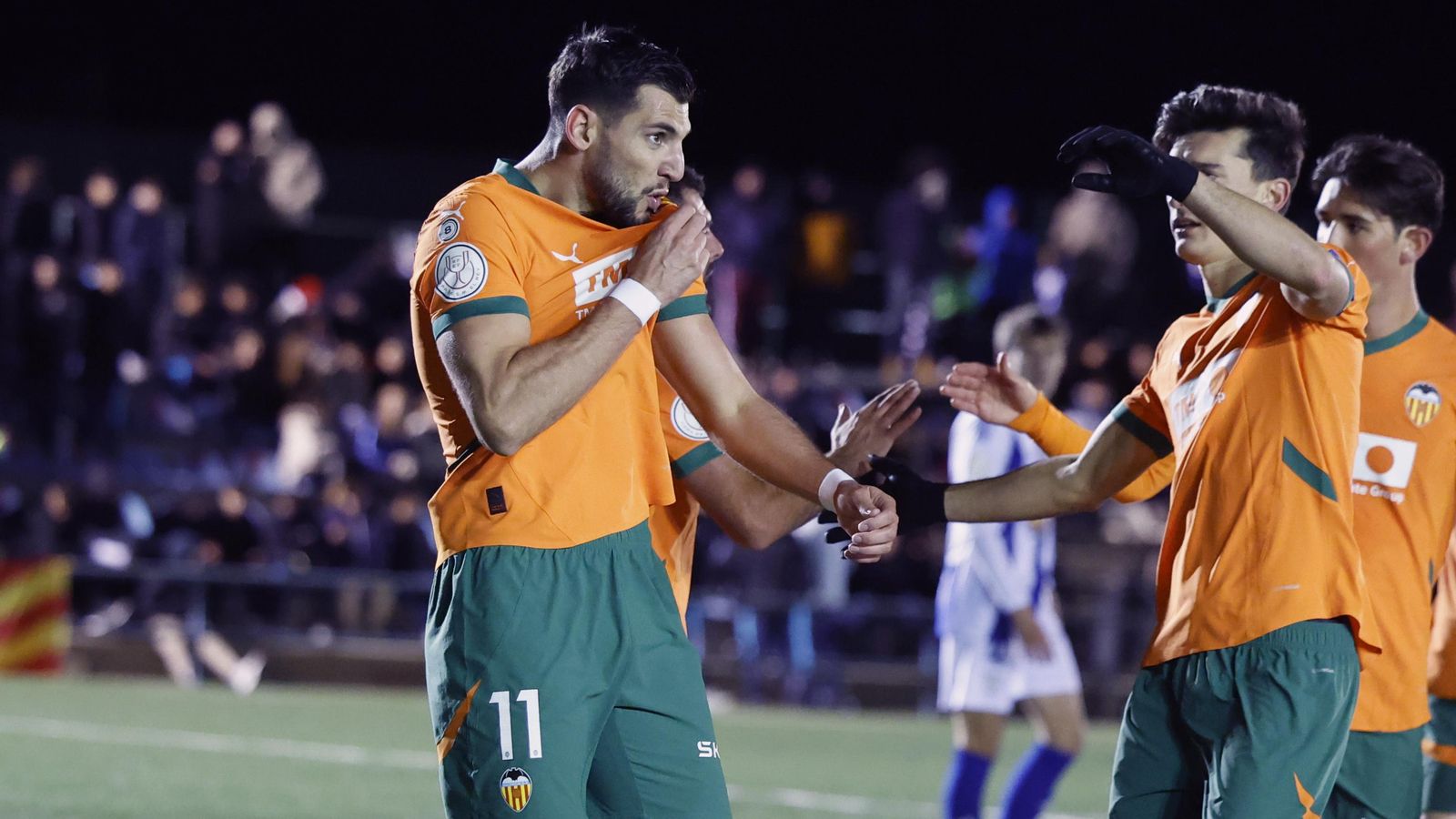 Rafa Mir es besa l'escut després de marcar el tercer gol del València