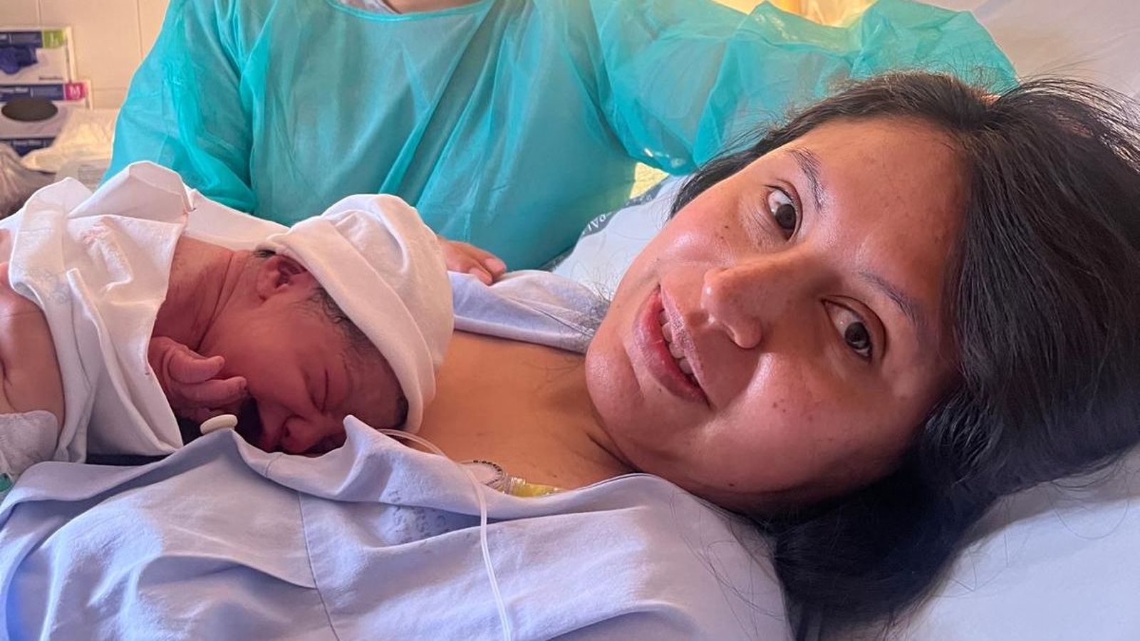 Una imatge de la primera xiqueta que naix enguany a la Comunitat Valenciana, amb la seua mare