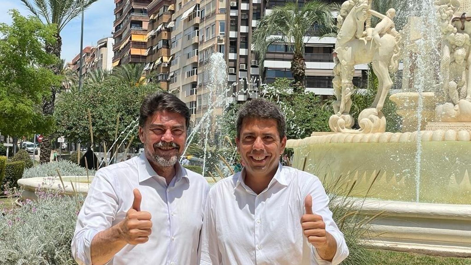 L'alcalde d'Alacant, Luis Barcala, i el president de la Diputació d'Alacant, Carlos Mazón, davant la font de Llevant