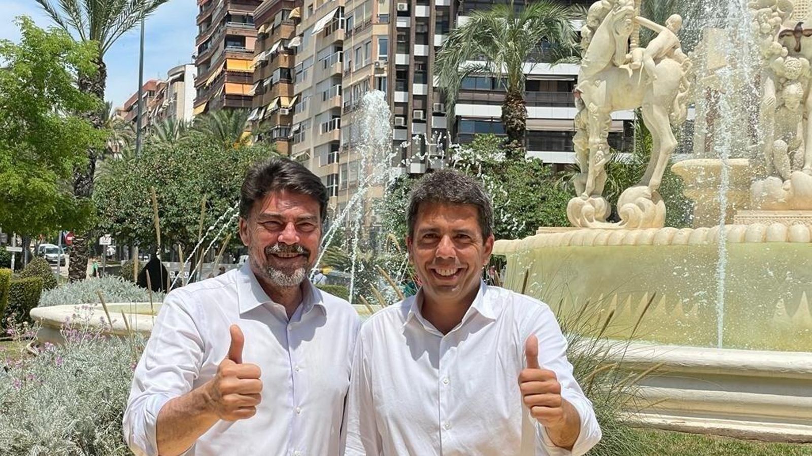 L'alcalde d'Alacant, Luis Barcala, i el president de la Diputació d'Alacant, Carlos Mazón, davant la font de Llevant