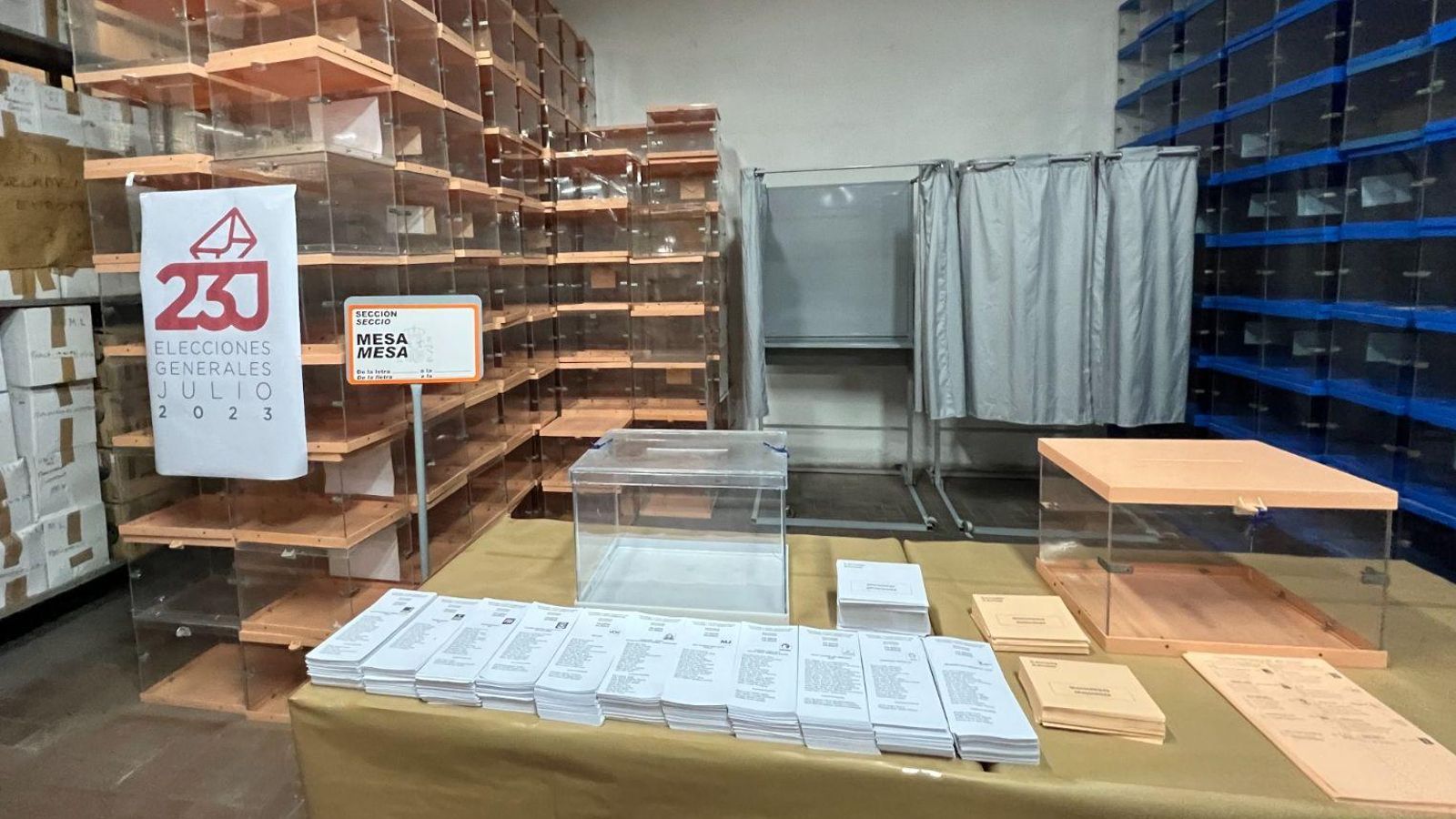Una de les meses electorals preparades per a les eleccions del 23J