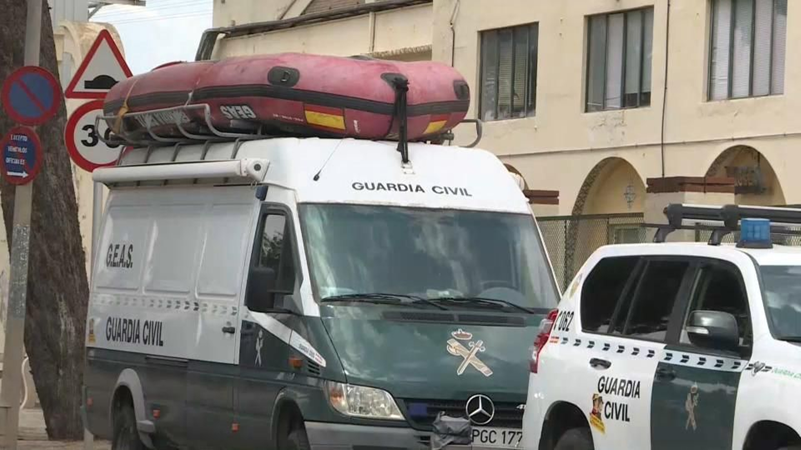 Una furgoneta de la Guàrdia Civil, amb una llanxa motora de la Unitat d'Activitats Subaquàtiques, aparcada a la caserna de Carcaixent