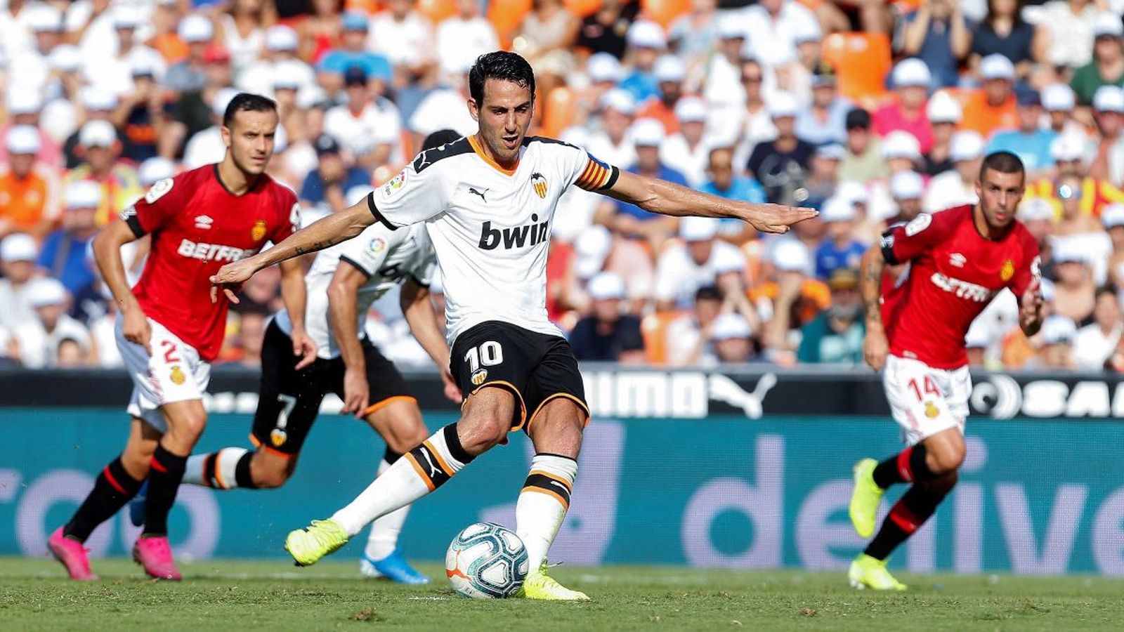 Primera victòria del València a Mestalla, contra el Mallorca (2-0)