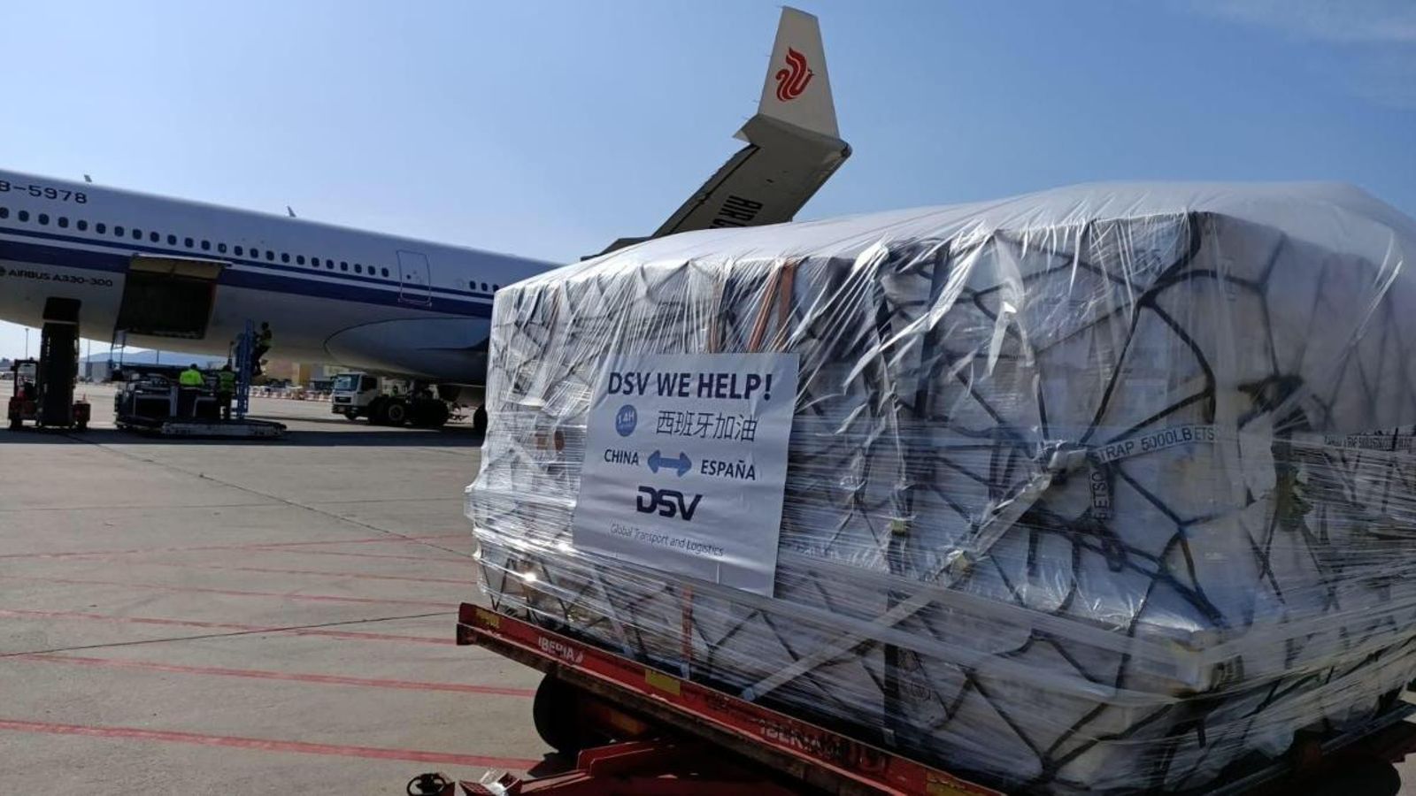 Part del material sanitari, acabat de descarregar d'un dels avions, aquesta vesprada de dimarts