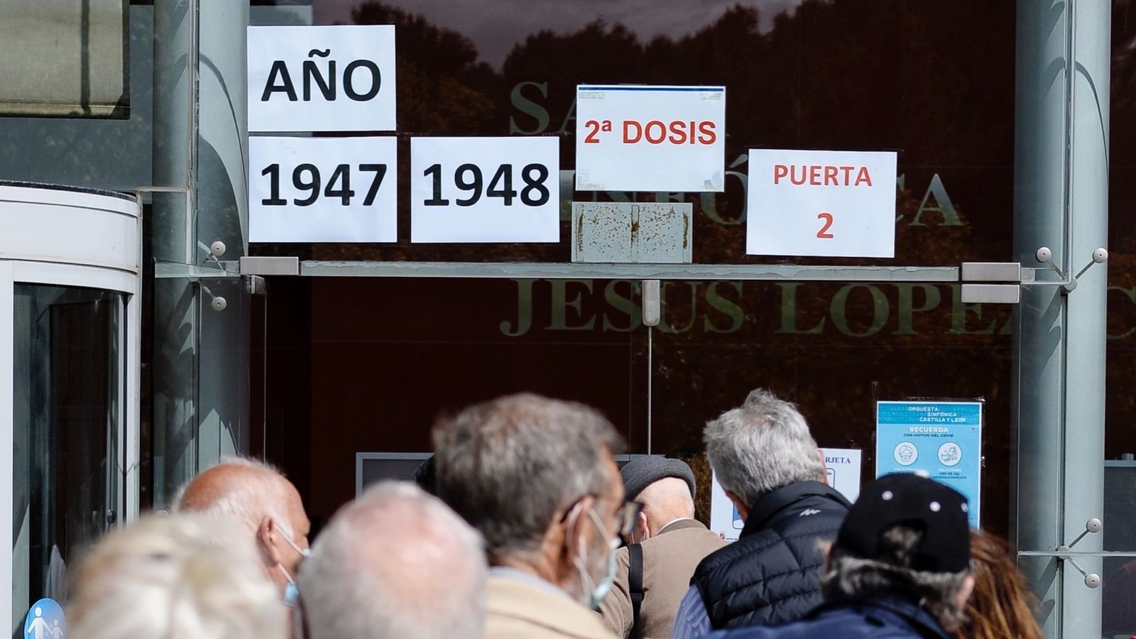 Un grup de persones fa cua en un centre de vacances a Valladolid aquest dimarts