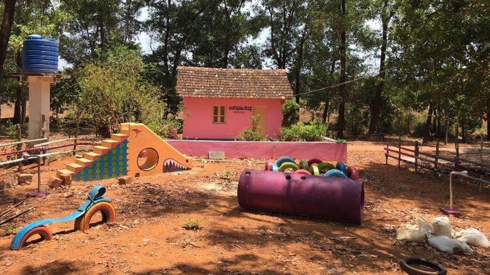 Un dels parcs infantils que va crear l'enginyera industrial valenciana en una zona rural de l'Índia