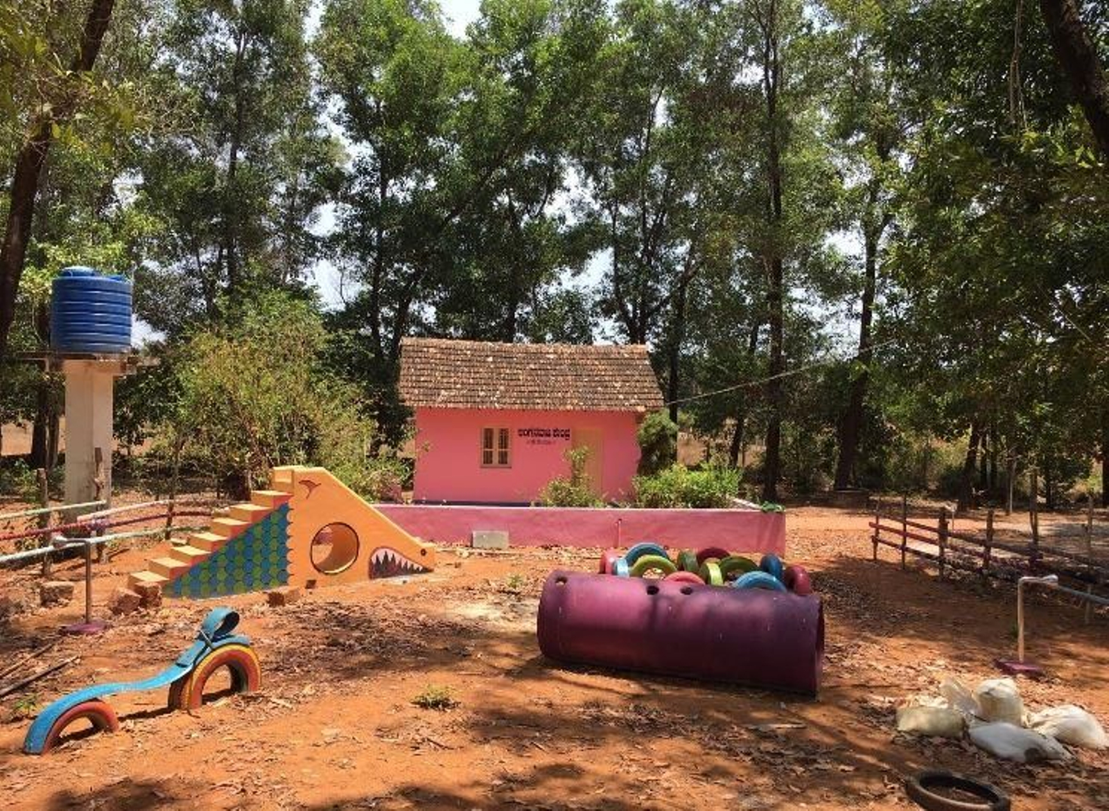 Un dels parcs infantils que va crear l'enginyera industrial valenciana en una zona rural de l'Índia