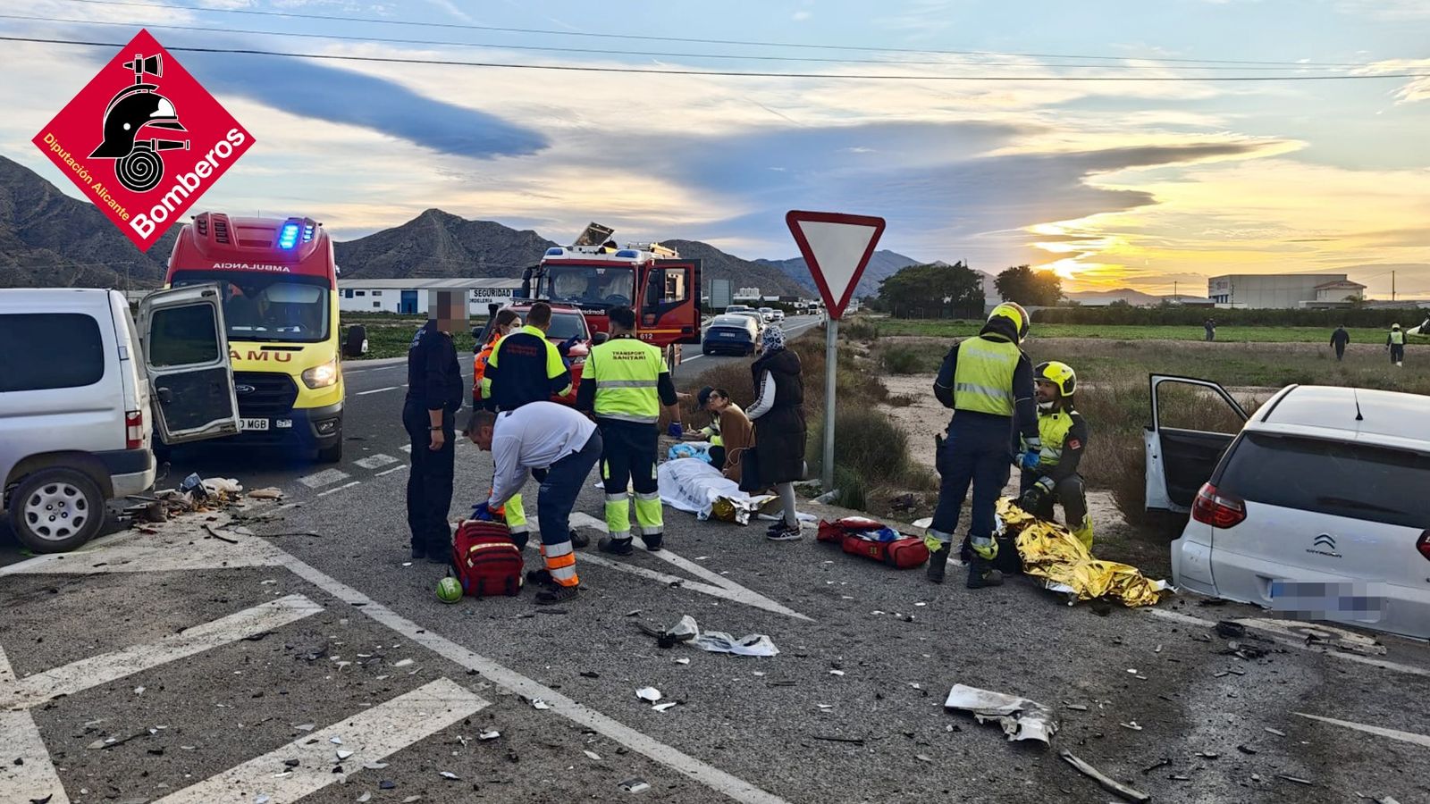 Els bombers i els equips sanitaris atenent les persones ferides després de la col·lisió entre dos vehicles a la N-340, al terme de Cox
