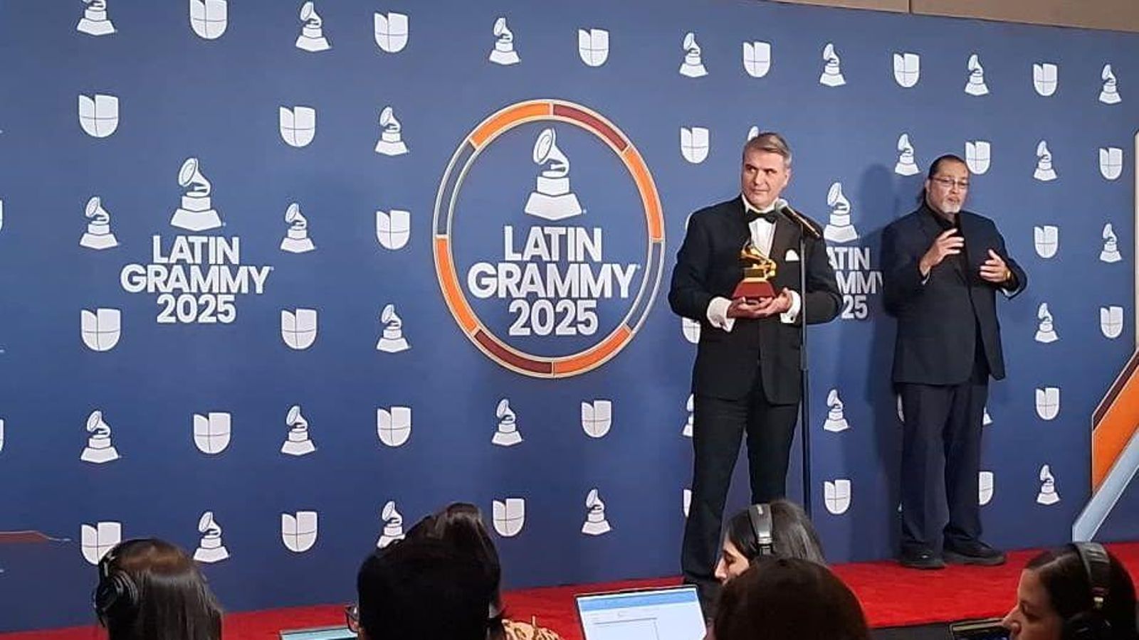 El músic Rafael Serrallet amb el Latin Grammy aconseguit, a les mans