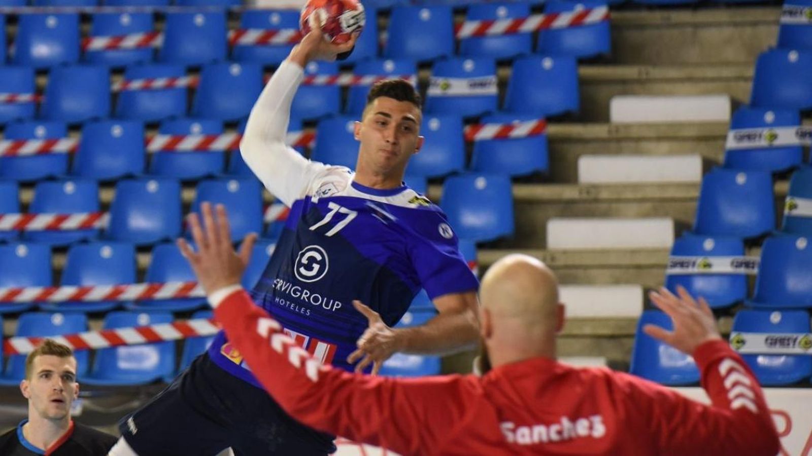 El jugador de l'Handbol Benidorm, Josep Folqués, durant el partit davant el Liberbank Cantabria