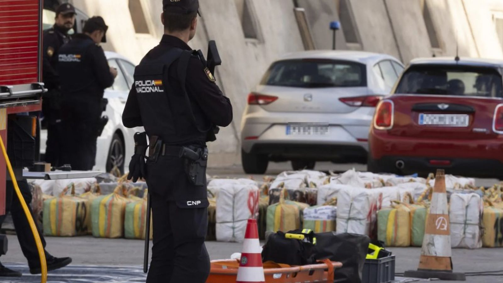 En esta imatge d'arxiu la Policia i el Servei de Vigilància Duanera registren en el port un vaixell carregat amb cocaïna