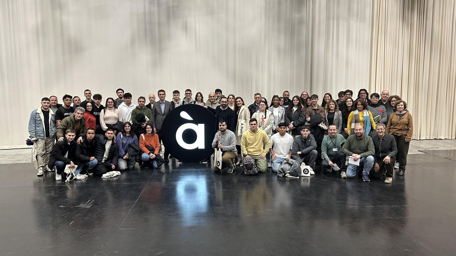 El president de la CAVSA, Vicente Ordaz, dona la benvinguda als estudiants d'FP que faran pràctiques enguany en À Punt