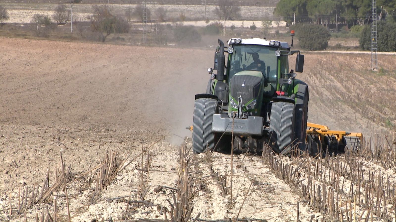 Tractor treballant a un camp de cereal
