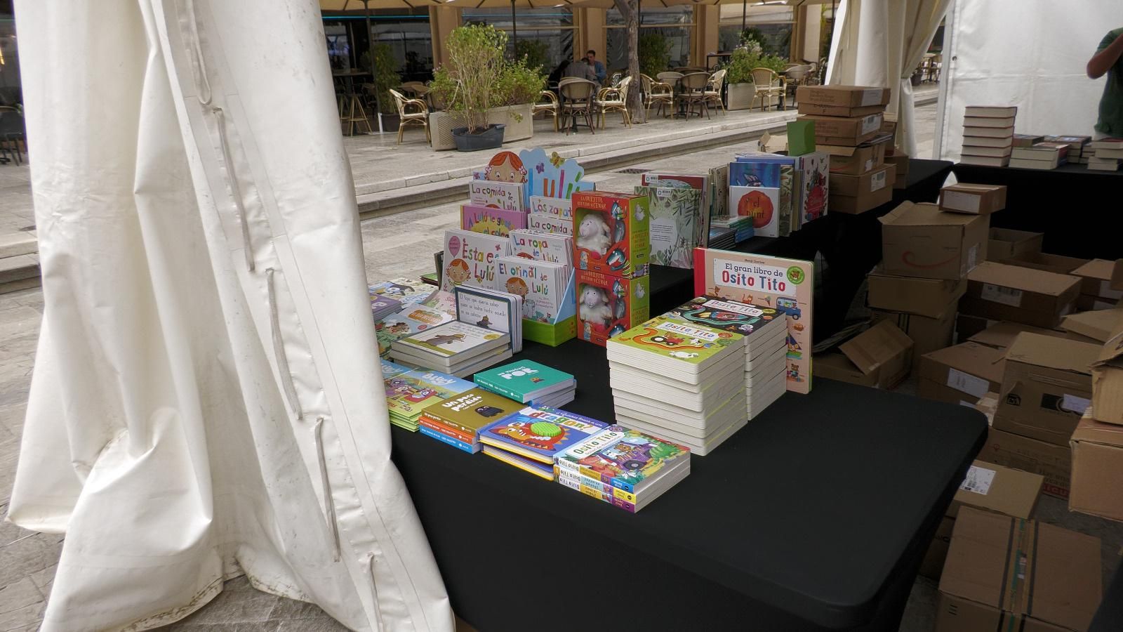 Muntatge de la Fira del Llibre a Elx, aquesta setmana