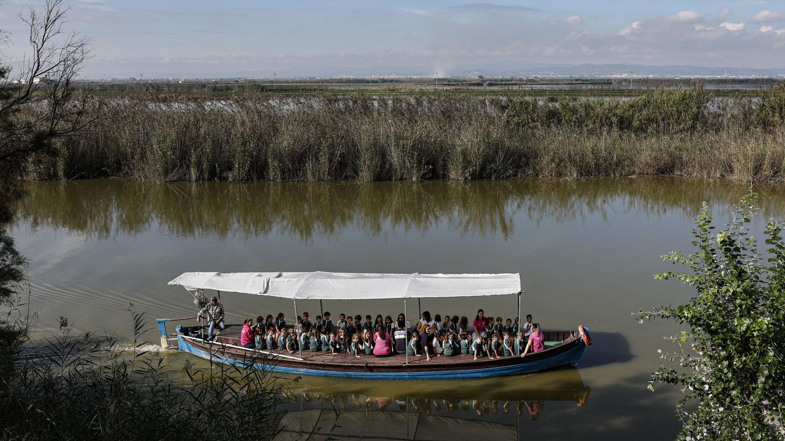 Una barca navega per les aigües de Albufera dos anys després de la dana de 2024