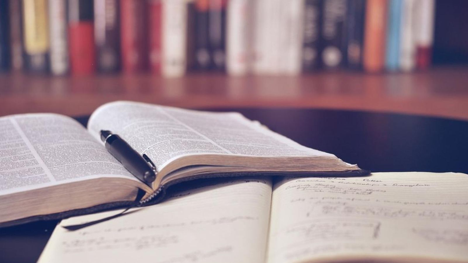 Les autores es rebel·len contra el sotmetiment intel·lectual en el Dia de l\'Escriptora