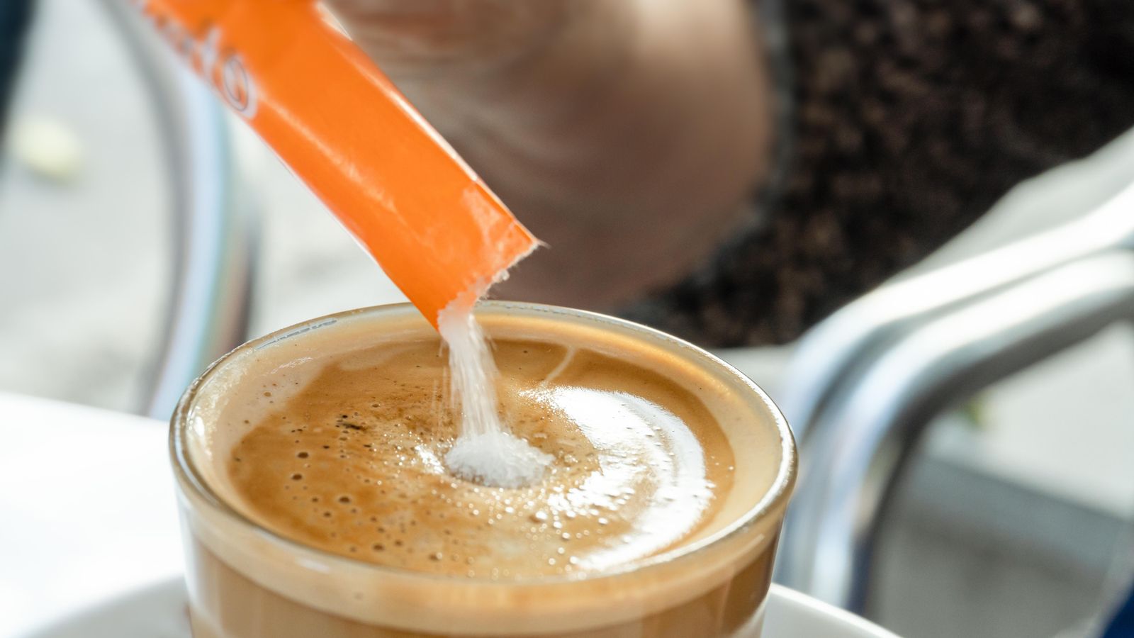 Imatge habitual del que passa quan molts demanen un got de café amb llet Imatge habitual del que passa quan molts demanen un got de café amb llet