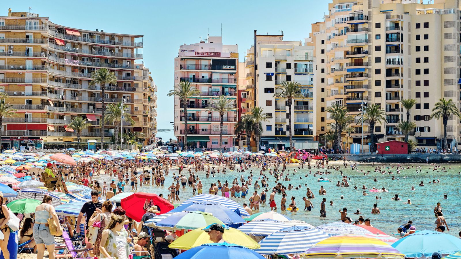 La platja del Cura de Torrevella, en municipi on percentualment més ha crescut la població de tot Espanya