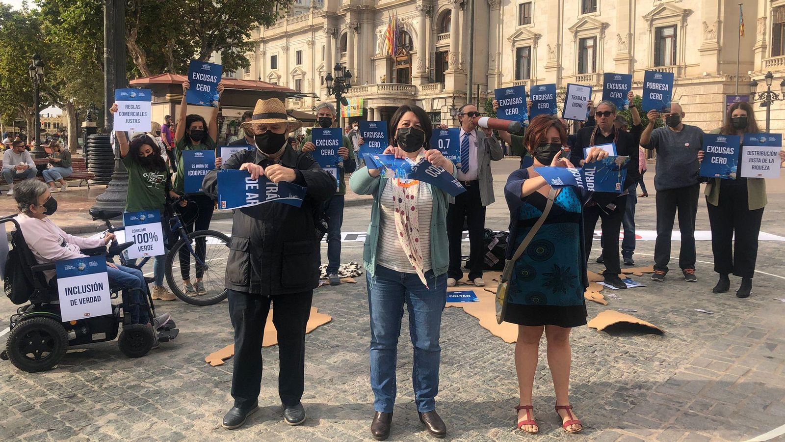 Acció reivndicativa de Pobresa Zero a la plaça de l'Ajuntament de València