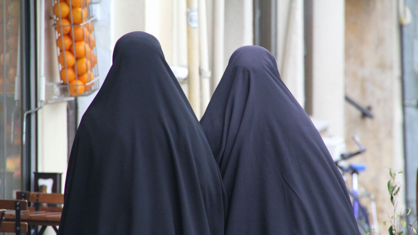 Dos dones amb burca (arxiu)