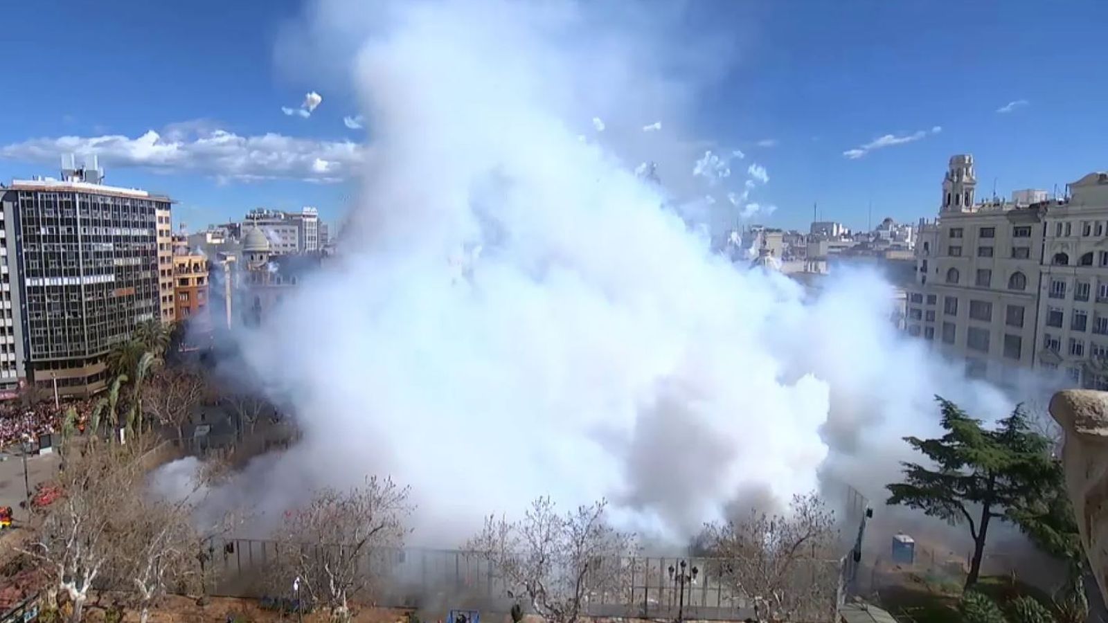 Imatge d'arxiu d'una mascletà a la plaça de l'Ajuntament de València
